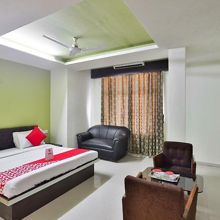 Oyo 19637 Hotel Mansi Sherotene Vapi Eksteriør billede
