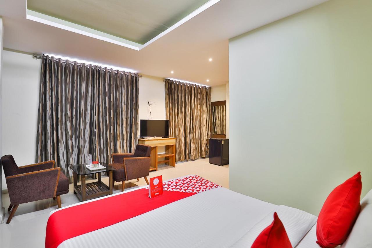 Oyo 19637 Hotel Mansi Sherotene Vapi Eksteriør billede