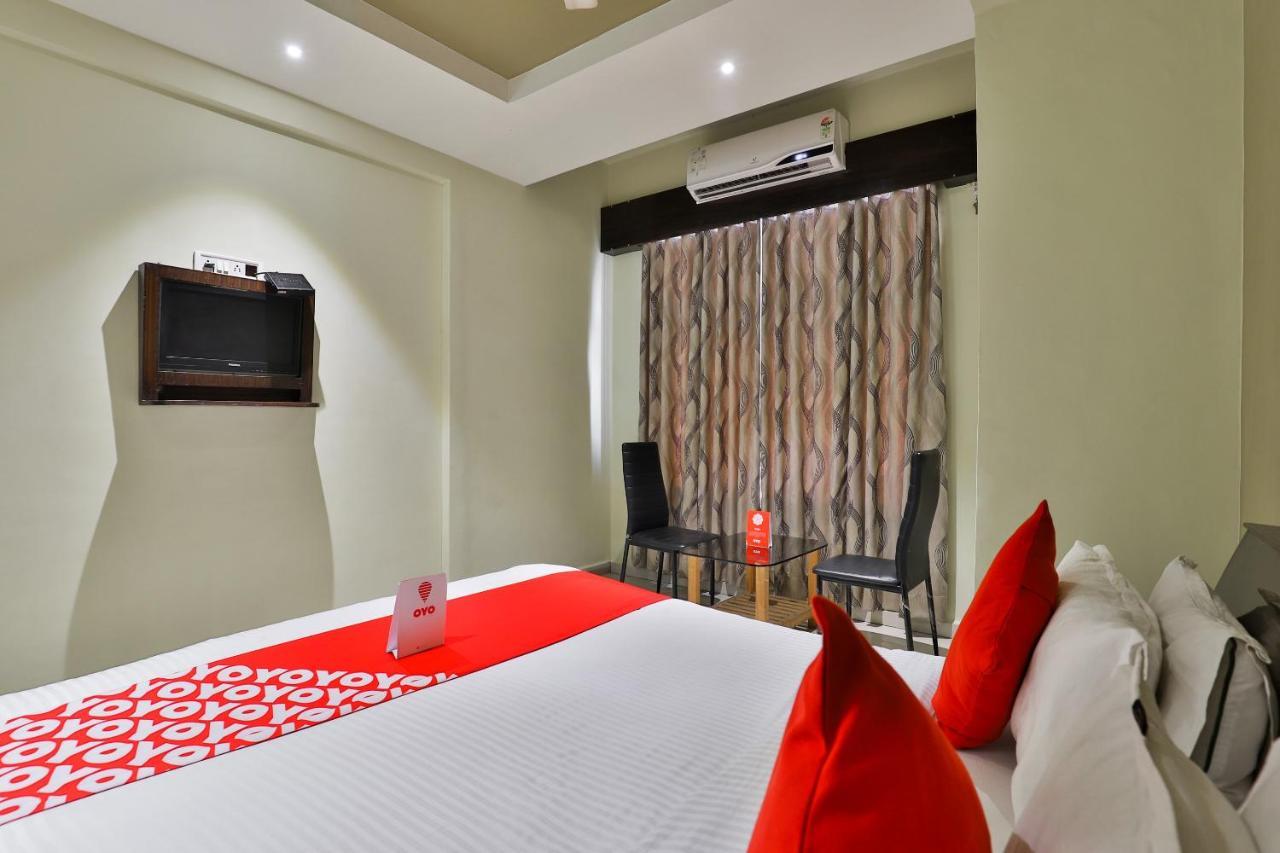 Oyo 19637 Hotel Mansi Sherotene Vapi Eksteriør billede