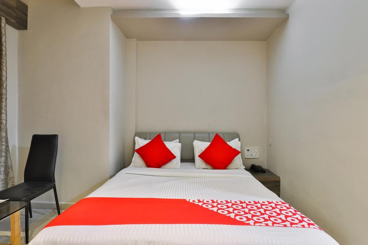 Oyo 19637 Hotel Mansi Sherotene Vapi Eksteriør billede