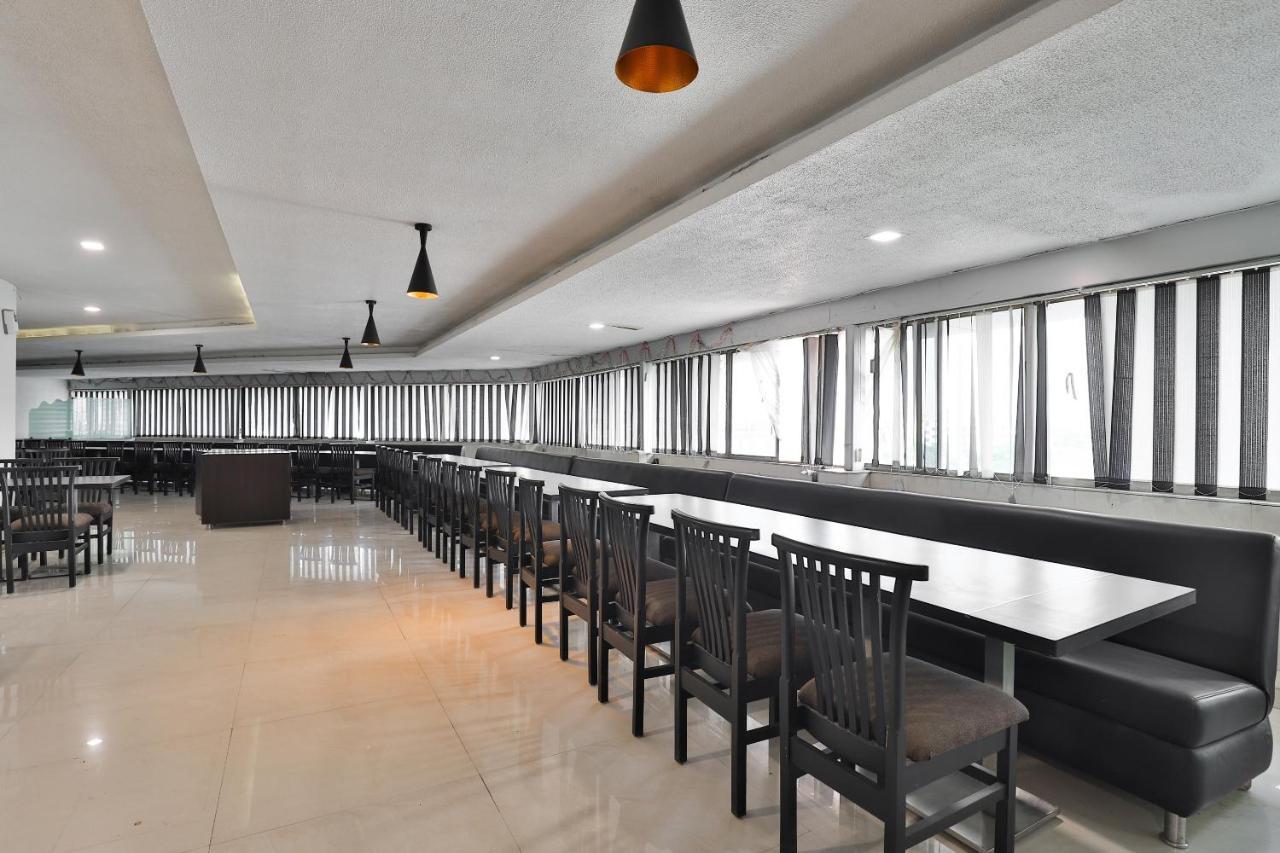 Oyo 19637 Hotel Mansi Sherotene Vapi Eksteriør billede