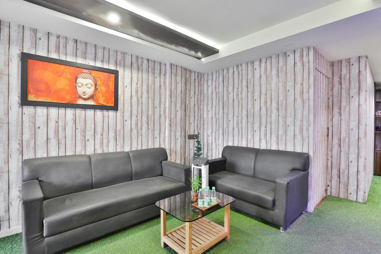 Oyo 19637 Hotel Mansi Sherotene Vapi Eksteriør billede